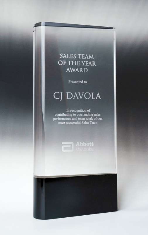 Bloque curvo vertical de cristal con zócalo de color