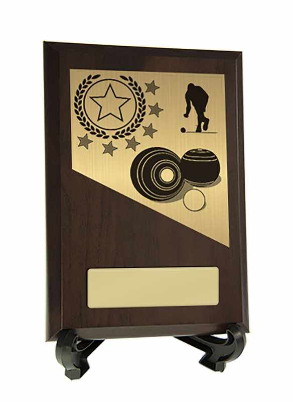 Placa con adornos de cuencos de césped