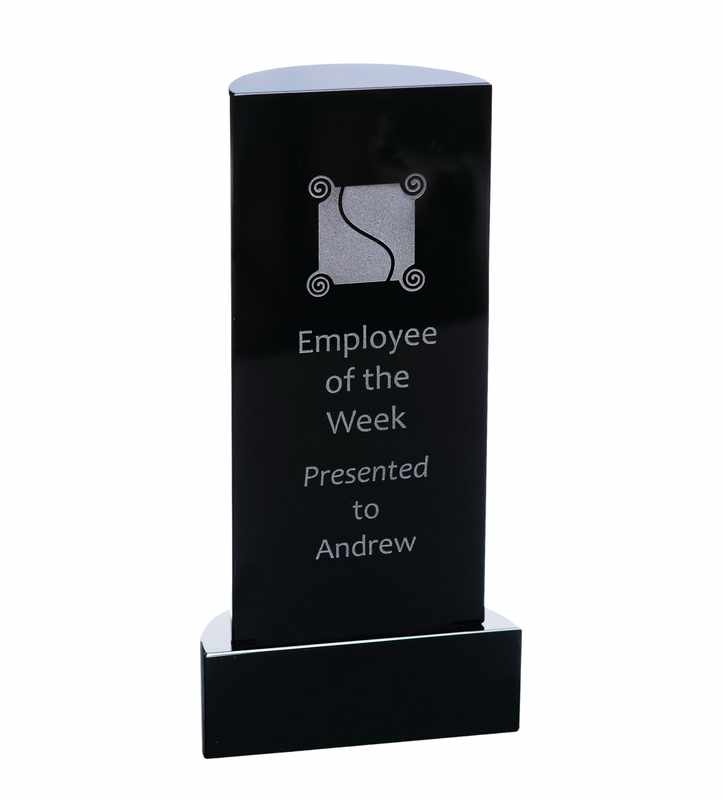 Torre de cristal negro semicircular