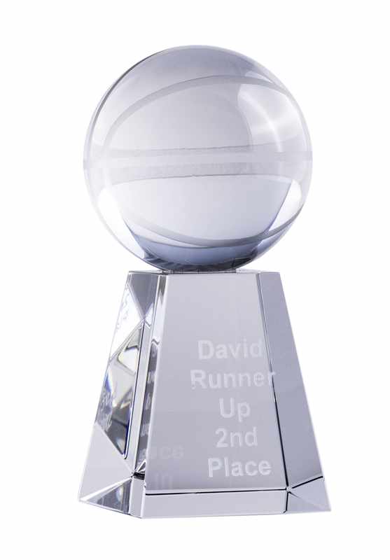 Baloncesto de cristal sobre soporte