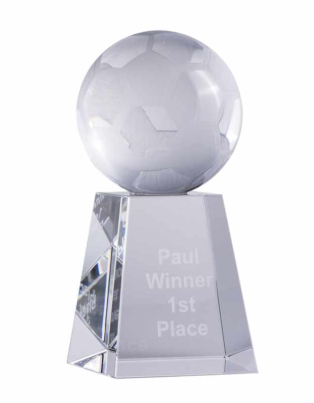 Balón de fútbol de cristal sobre soporte