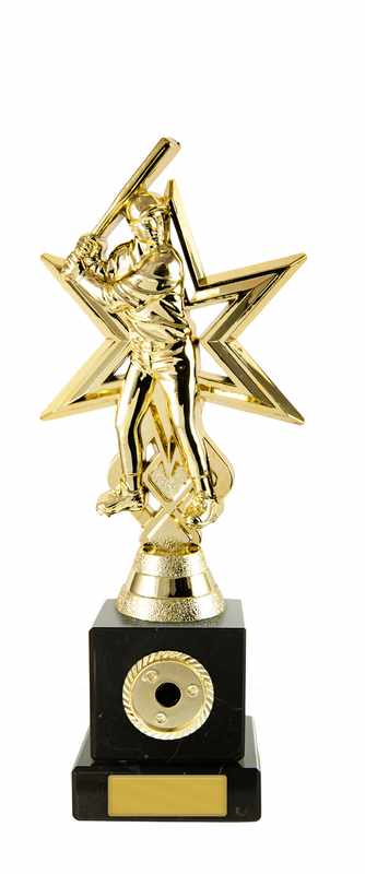 Figura de béisbol masculina sobre columna