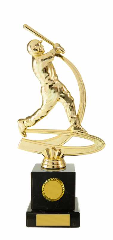 Figura de béisbol masculina sobre columna