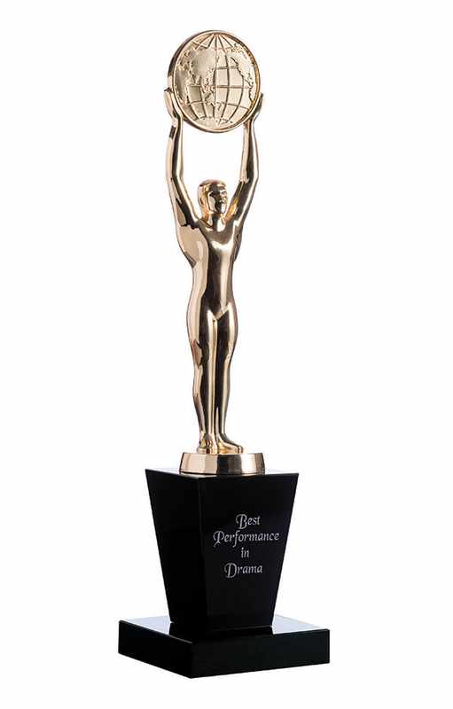 Estatuilla dorada de oscar con globo terráqueo sobre base de cristal negro