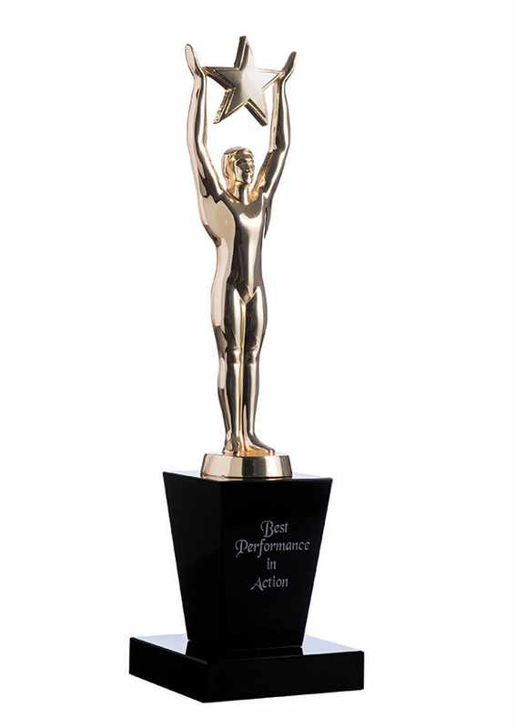 Estatuilla oscar dorada con estrella sobre base de cristal negro