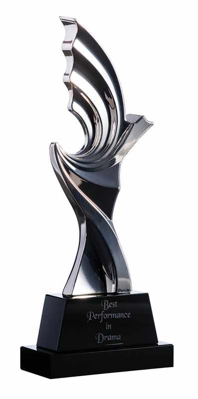 Estatuilla plateada sobre base de cristal negro