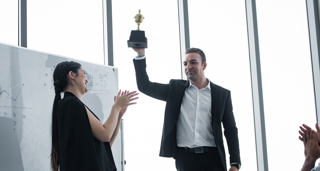 El poder del reconocimiento: Un cuento de bolos Tenpin