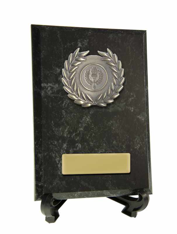 Placa con remates metálicos