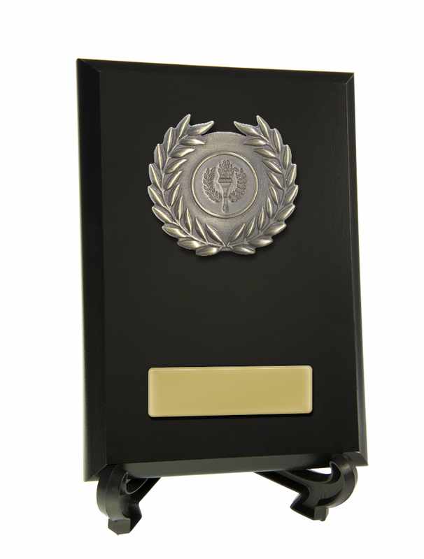 Placa con remates metálicos