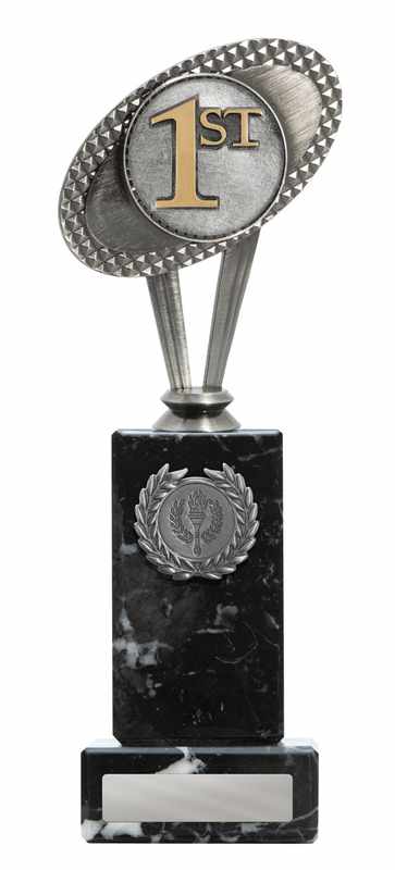 Tema de natación metálico sobre columna