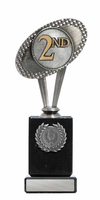 Tema de natación metálico sobre columna