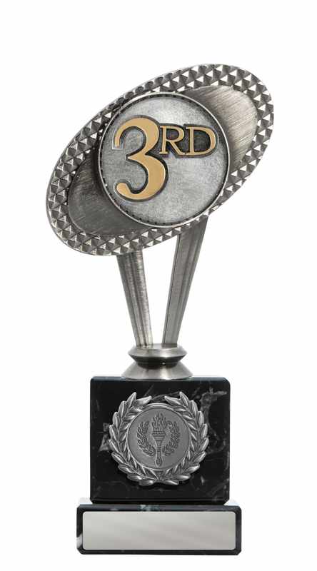 Tema de natación metálico sobre columna